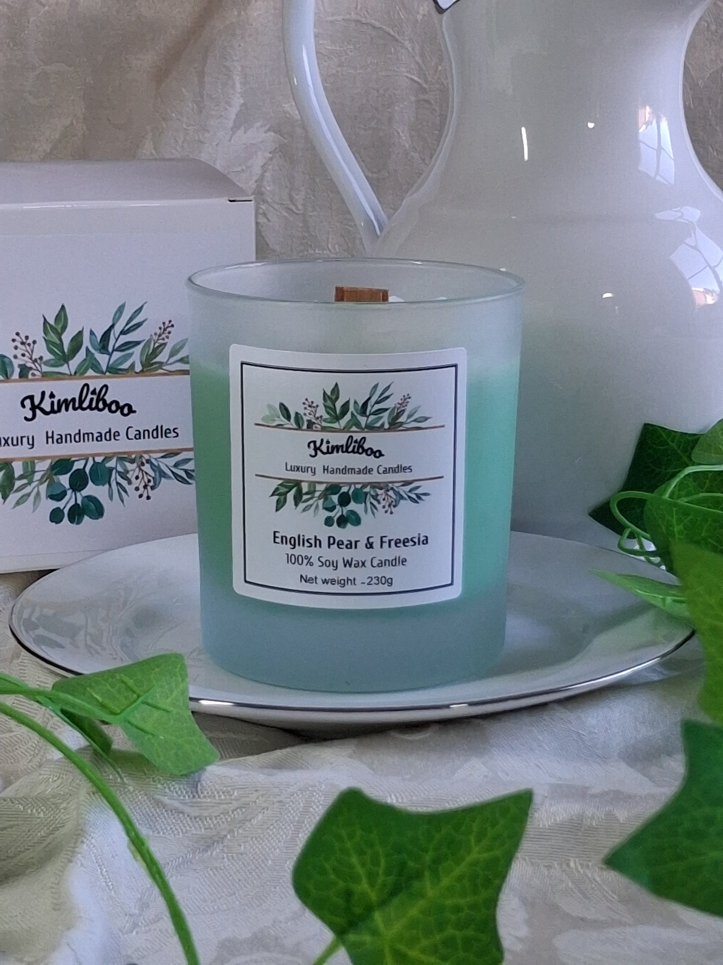 Eco-friendly Soy Wax English Pear & Freesia Wood Wick Candle with Large Daisy
