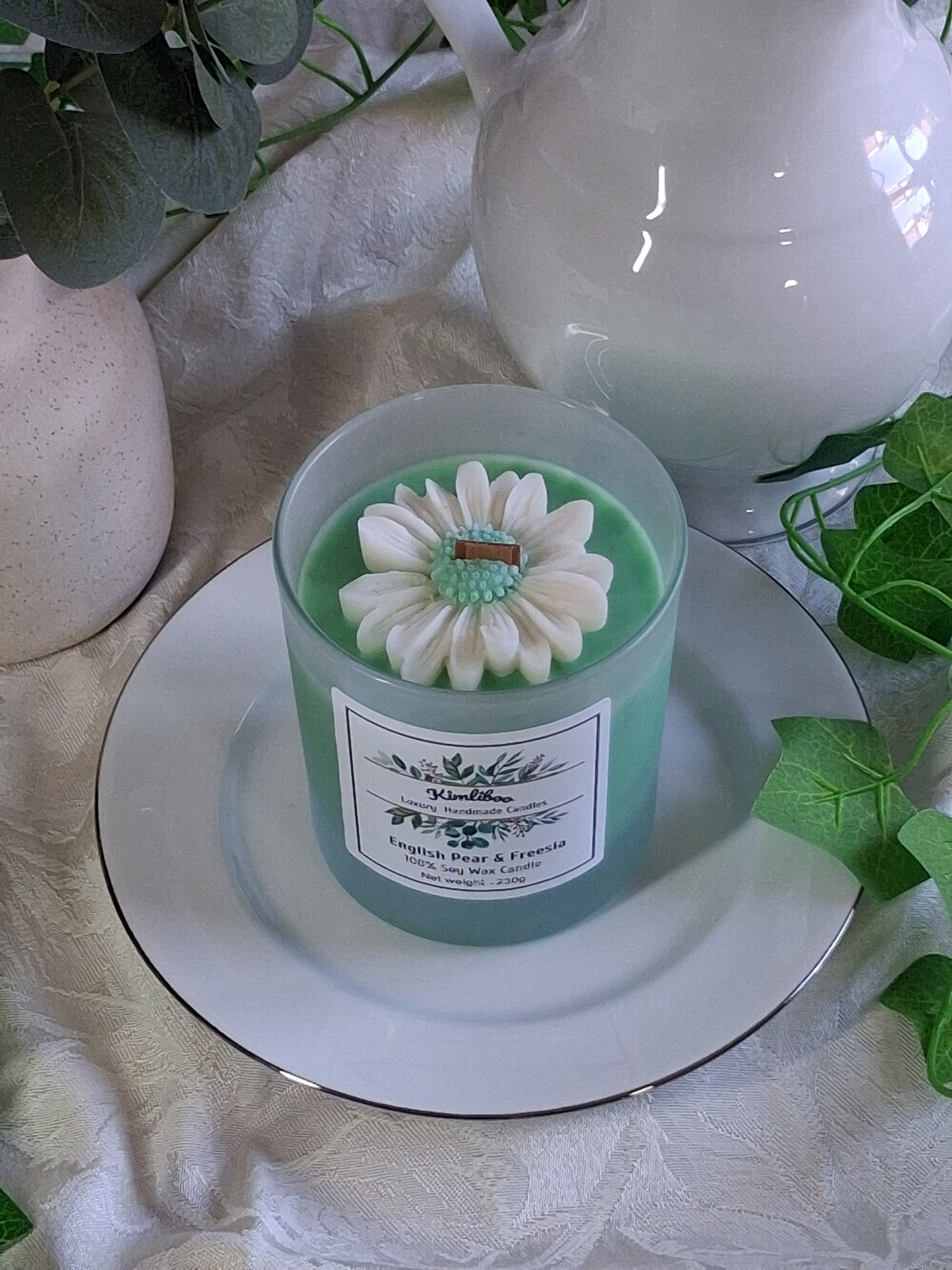 Eco-friendly Soy Wax English Pear & Freesia Wood Wick Candle with Large Daisy