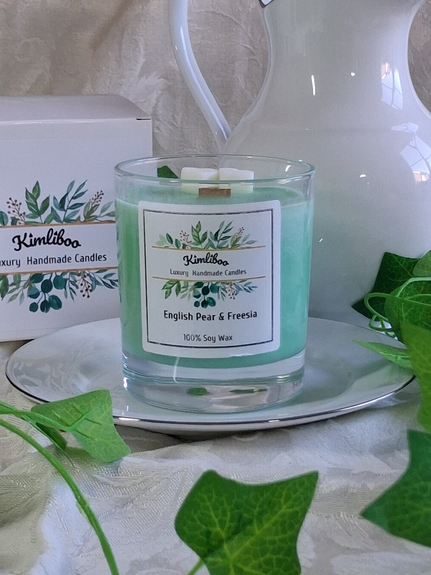 Eco-friendly Soy Wax English Pear & Freesia Wood Wick Candle with Minihearts